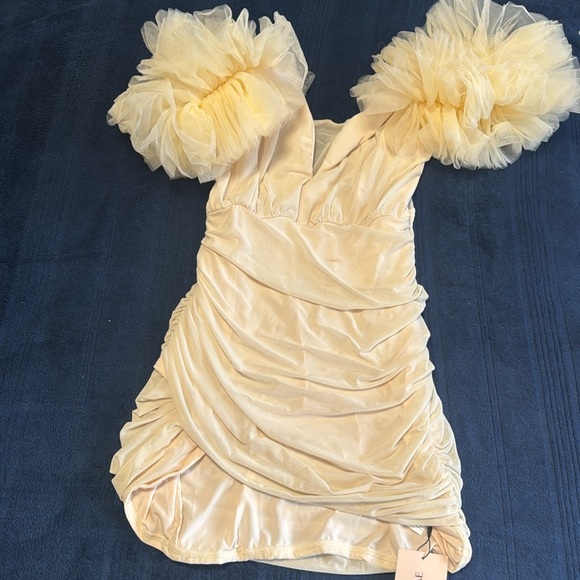 Elegant Cream Dress with Ruffled Sleeves - Picture 3 of 7